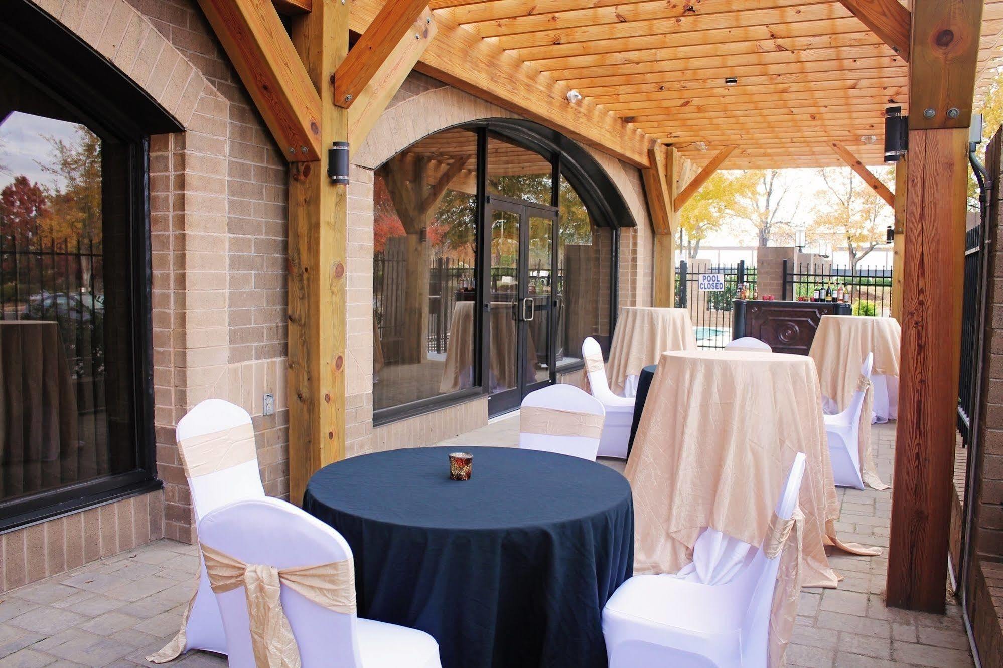 Holiday Inn Charlotte University By Ihg Exterior photo